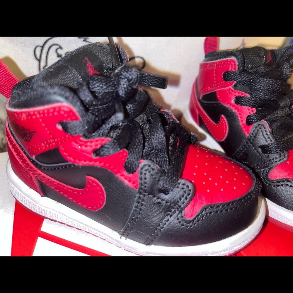 Jordan 1s , red and black size 6c